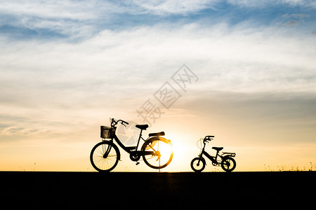 两辆自行车剪影图片