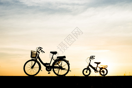 两辆自行车剪影图片