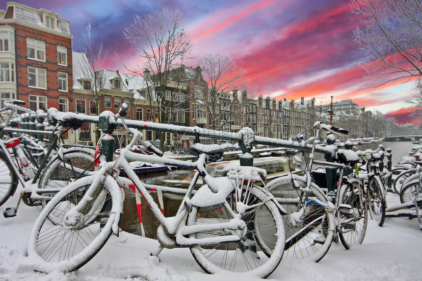 自行车冬季荷兰阿姆斯特丹下雪的日落船建筑学图片