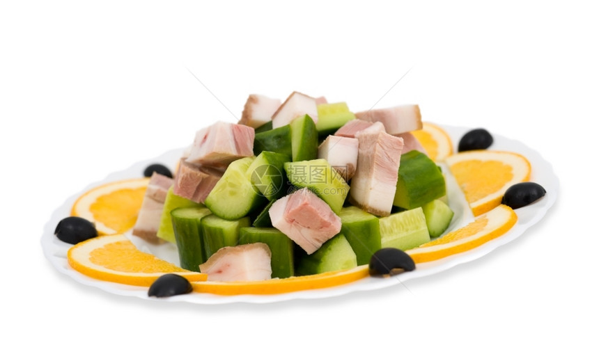 剪裁新鲜的菜用黄瓜切猪肉装饰橙子和黑橄榄色的图片