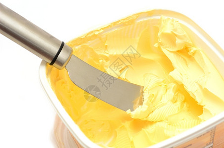 用刀子把一碗人造黄油产品金属新鲜的图片