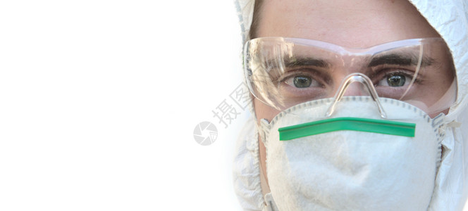 男人身着保护眼镜和白色背面防尘罩的年轻男子被贴在近处健康图片