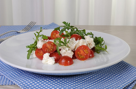 羊乳酪早午餐配樱桃番茄和莫扎里拉的轻光青蓝色沙拉豆腐图片