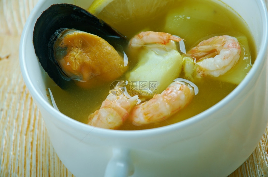 卡瓜马语言制作Cahuamanta墨西哥海鲜菜用芒果和虾制成图片