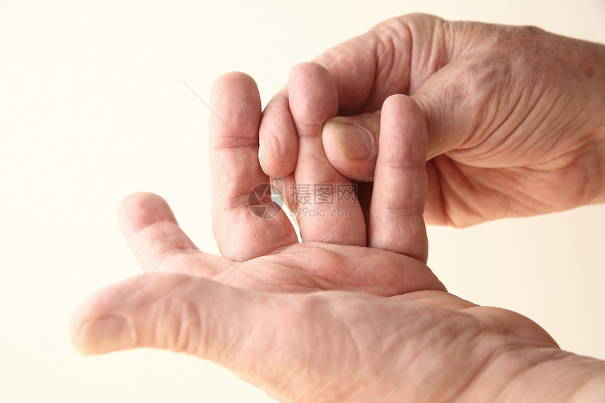 神经高三的男子他手指是僵硬或麻木老化水平图片