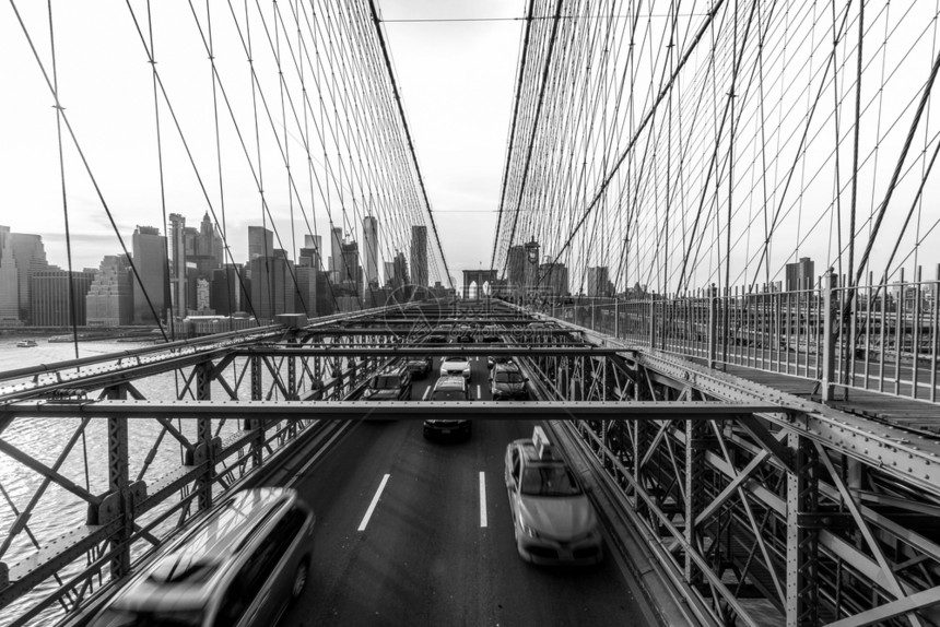 在职的美国商业和运输概念纽约市景背的布鲁克林桥上日落商业与交通概念在工作日下班后的高峰时交车城市景观状态图片