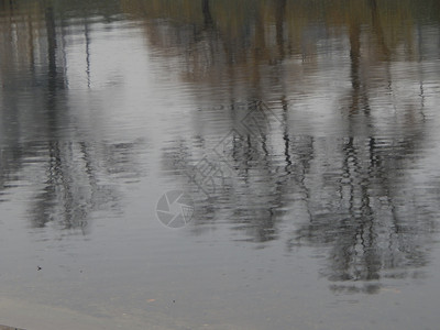 颜色白的干净河流中水纹理雨下表面污渍图片
