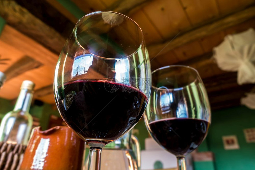眼镜葡萄酒一杯红在豪华餐厅的桌子上饮料图片