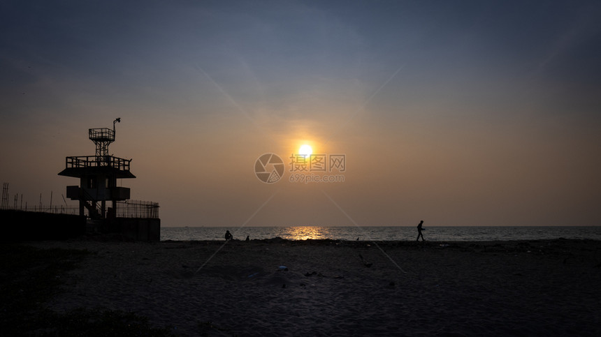 雷达印度喀拉邦KochiKochi的Vypin灯塔附近的海滩日落科钦环境图片