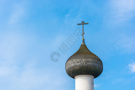 美丽的教堂圆顶用对着蓝云的天空叉寺庙图片