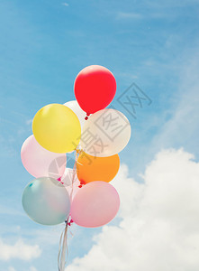 有色蓝天空的彩气球爱束背景图片