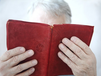 加州桑尼维尔一名高年级学生读一本旧红皮书股票图片