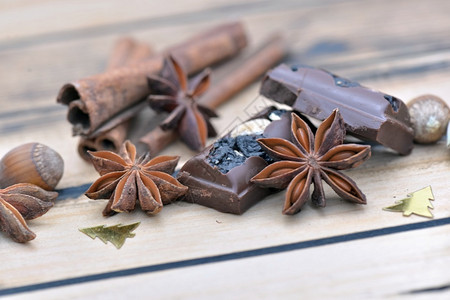 一组香料和巧克力在木制桌子上配有圣诞面粉味道木制的甜点图片