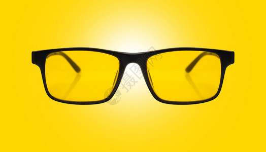 单一太阳镜黑色塑料框架和黄玻璃面罩在光背景上单一太阳镜黑色塑料框架和黄玻璃时尚白的现代背景图片