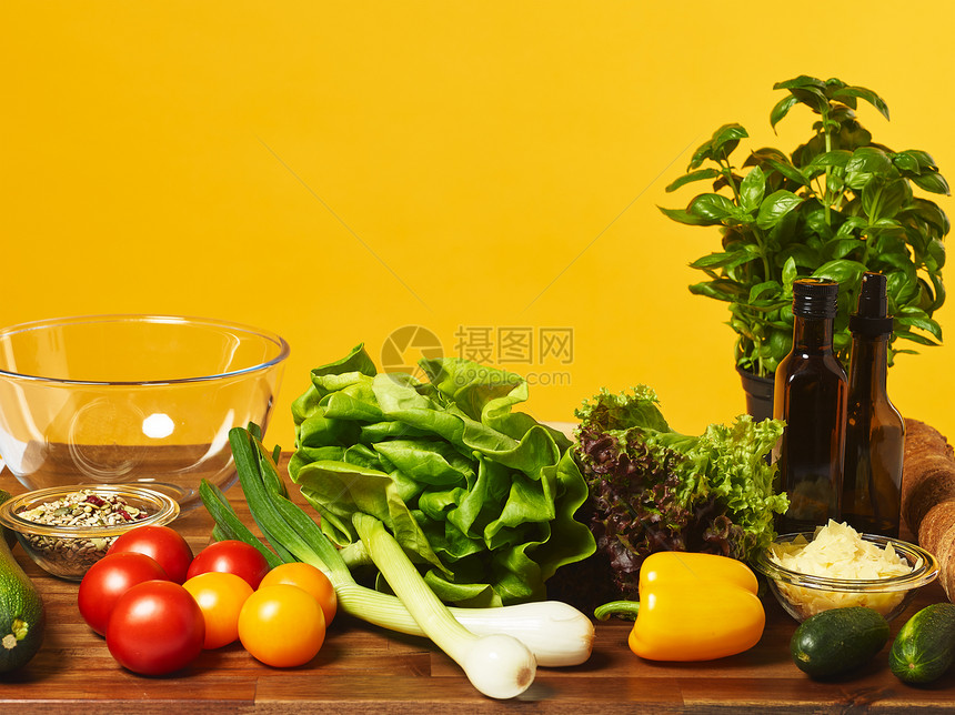 在厨房里面制作蔬菜图片