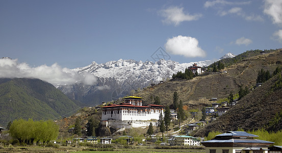 喜马拉雅山下的寺庙图片