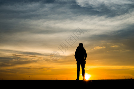 日落时行走的年轻背包男休眠活动顶峰步行图片