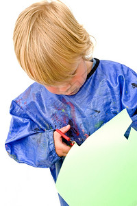 白种人年幼的孩子用剪刀纸绿张陶艺单身的图片