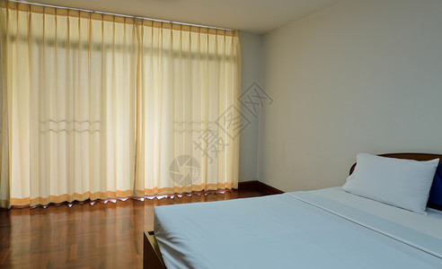 在室内装饰风格带白床的卧室镶木地板背景图片