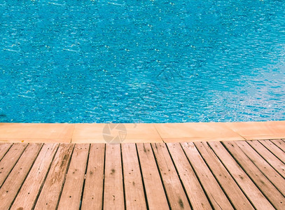 透明浅蓝泳池游波纹水质反射阳光干净的图片