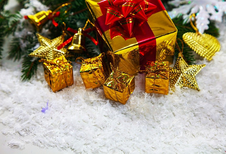 雪圣诞礼物配绿色树枝克拉夫琴科寒冷的图片
