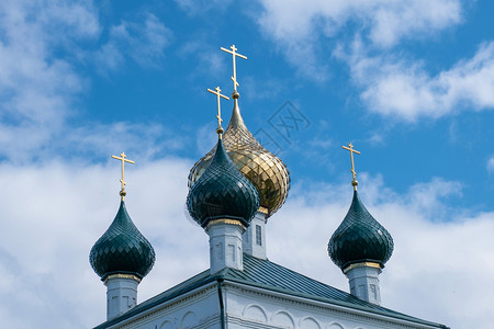 古老的文化蓝色教堂圆顶金与蓝色天空和白云相对俄罗斯图片
