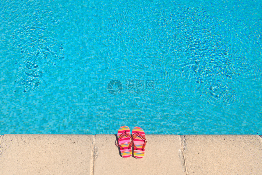 采取假期夏天游泳池的多彩条纹翻滚图片