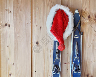 从旧滑雪上挂在小屋内一堵木墙上象征绞刑里面背景图片