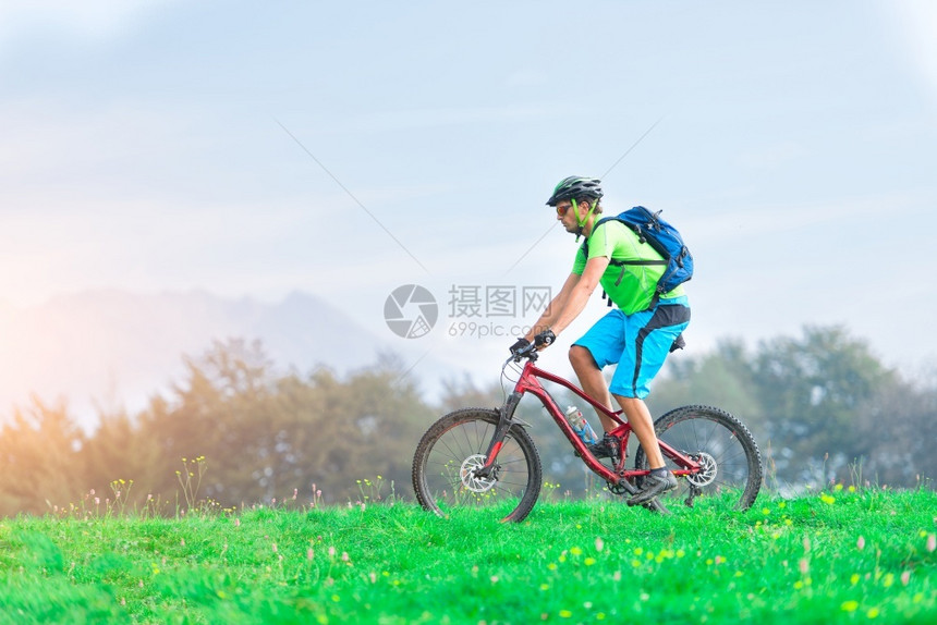 骑山地自行车的年轻人图片