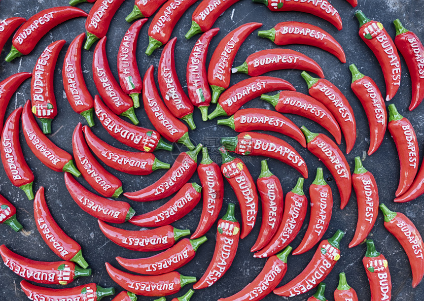 水平的红色害虫匈牙利布达佩斯市场摊位上以传统匈牙利红胡椒形式展示的一套纪念品用香肠图案展示纪念品在匈牙利布达佩斯的一个市场摊位上图片