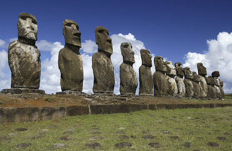 单片南太平洋复活节岛偏远上古老的Moai现已成为智利的一部分在西南太平洋复活节岛边远的上巨石一种背景图片