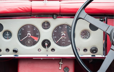 操舵红色的旧汽车仪表板和方向盘优质的图片