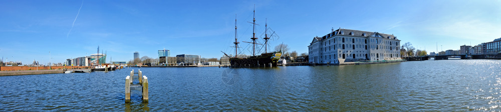 建造来自荷兰阿姆斯特丹港口的全景从荷兰阿姆斯特丹博物馆历史的图片