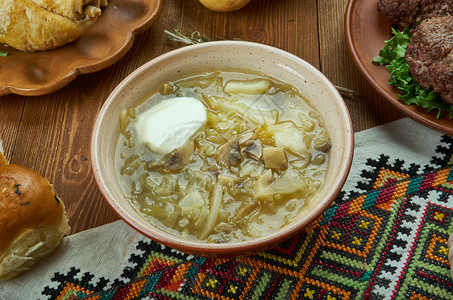 木头酸菜放Kapusniak卷心菜汤乌克兰烹饪传统菜类TopView图片