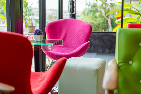 桌子现代的颜色咖啡店装有粉红现代椅子图片