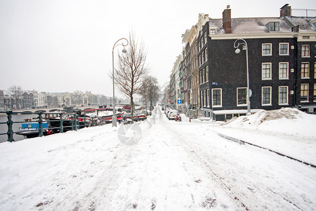 下雪的传统河日落时冬天荷兰的雪季阿姆斯特丹图片