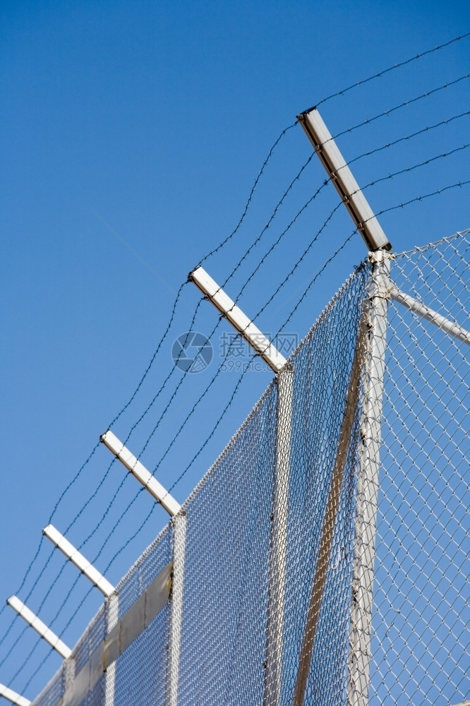逃脱屏障禁区对蓝天空的围栏金属丝图片