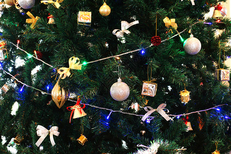 树上各种圣诞节装饰品背景图片