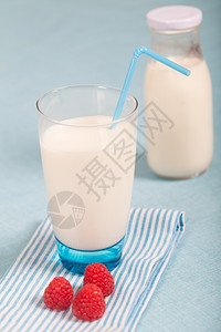 以新鲜牛奶和红草莓水果提供健康营养乳制品早晨饮食图片