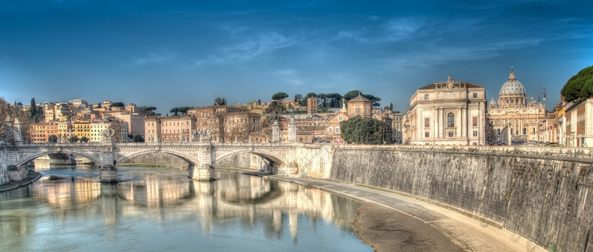 城市景观罗马全桥在蒂贝尔河上到圣彼得的巴西里卡台伯河图片