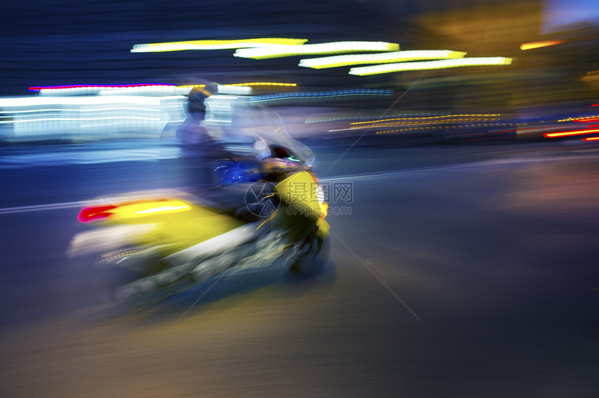 夜里一辆摩托车驾驶的抽象模糊图像灯夜晚意大利图片