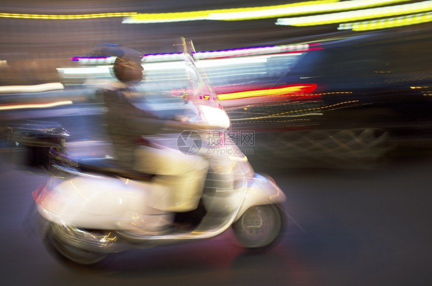 速度夜里一辆摩托车驾驶的抽象模糊图像运动白色的图片