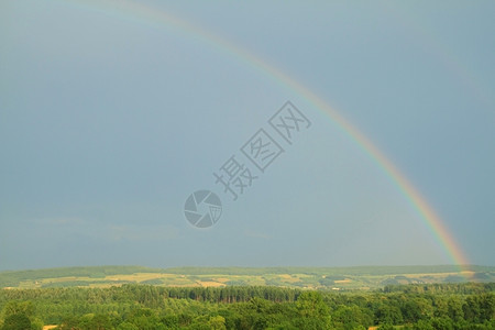 泰泽谷丰富多彩的美丽虹在法国伯根迪图片