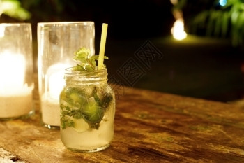 寒冷的莫吉托鸡尾酒木制桌上的柠檬水杯夏天叶子图片