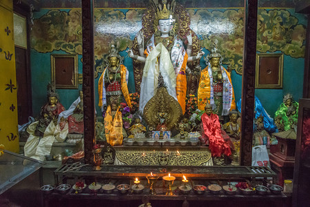 雕像白色的修道院尼泊尔佛教寺庙的明亮装饰和宗教传统尼泊尔佛寺图片