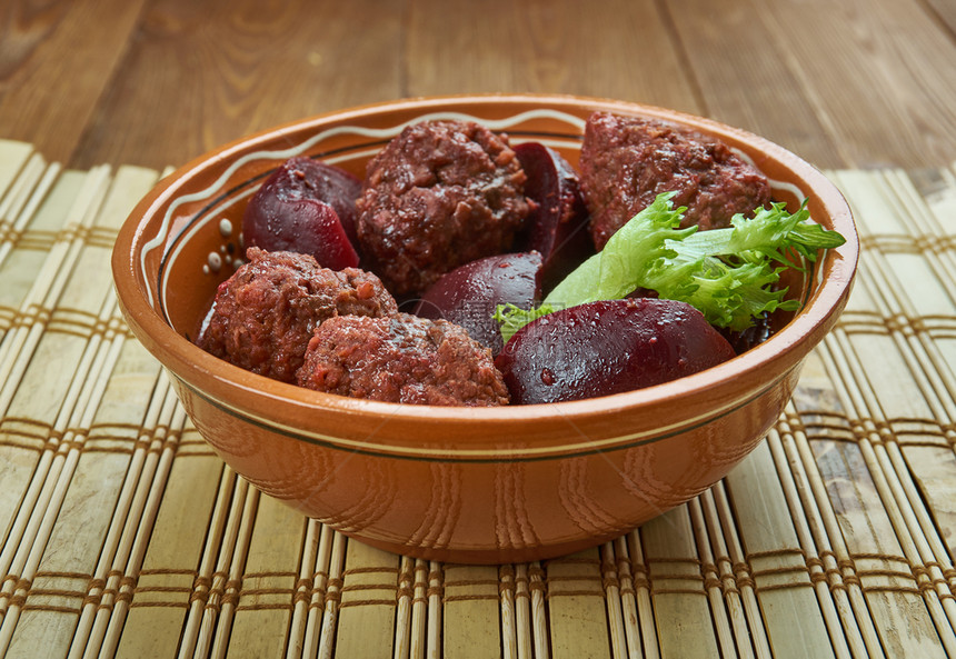 棕色的传统伊拉克犹太菜盘土烤肉丸在生机勃的甜菜炖中结为牛排美味的酱图片