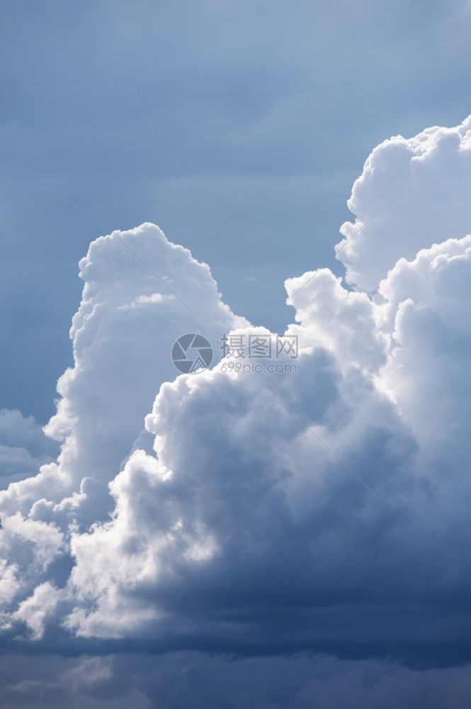 天空中的气象层积云图片