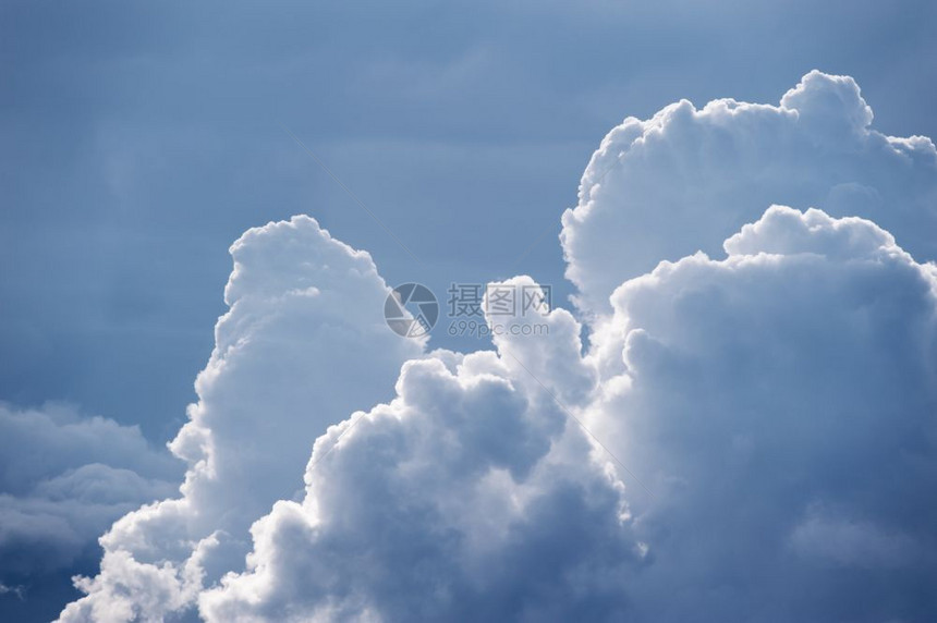 天空中的气象层积云图片