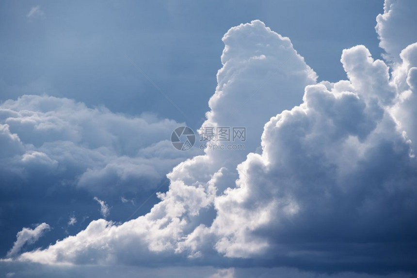 天空中的气象层积云图片