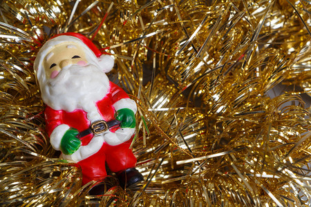 闪亮的明股圣诞老人雕像和金锡罐作为圣诞节的装饰品图片